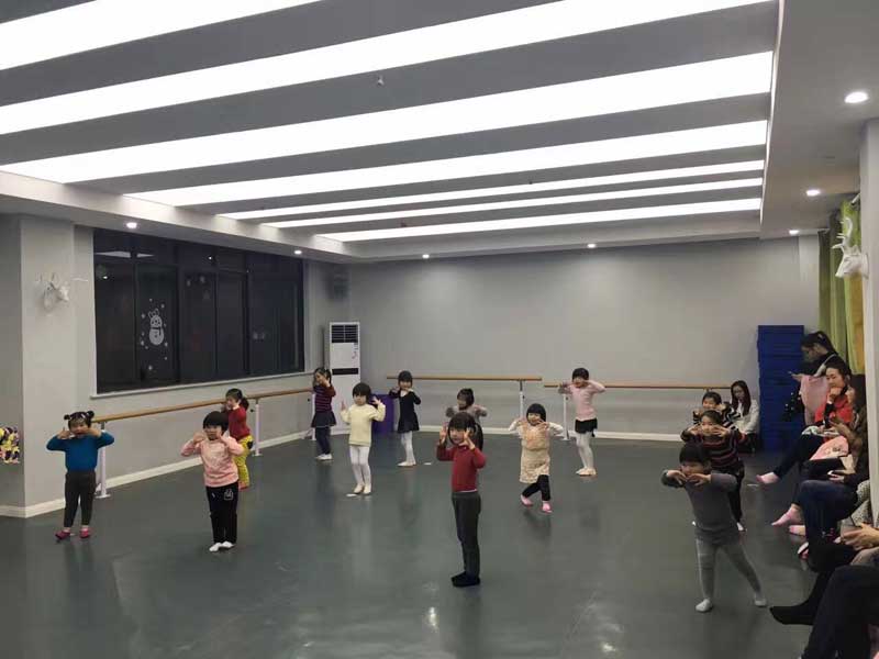 舞蹈房裝修時(shí),舞蹈地膠該如何選擇?